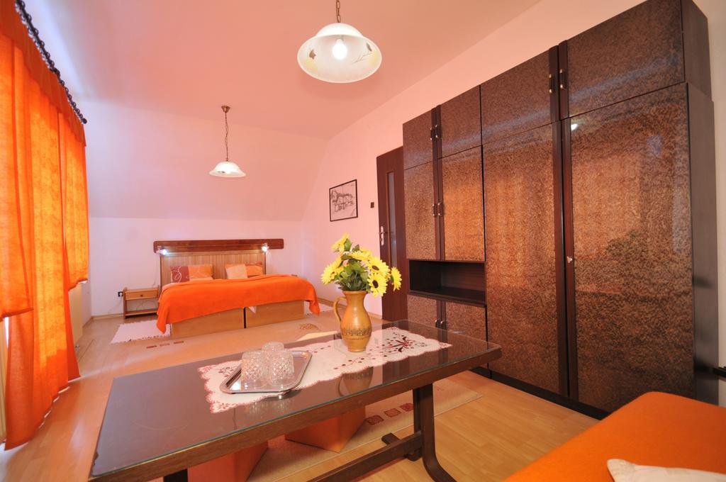 Vila Helena Hotel Liptovsky Jan Bagian luar foto